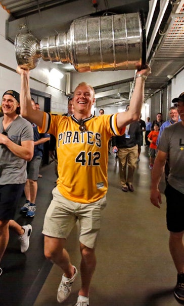 650,000 fans at parade cheer Penguins for Stanley Cup win